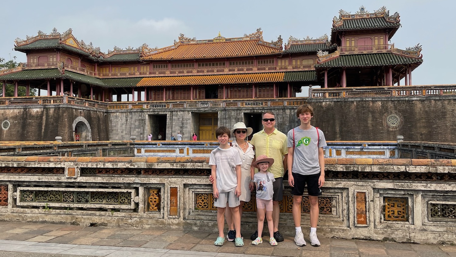 查尔斯盖迪和他的家人在越南在最近的一次旅行。提供照片。