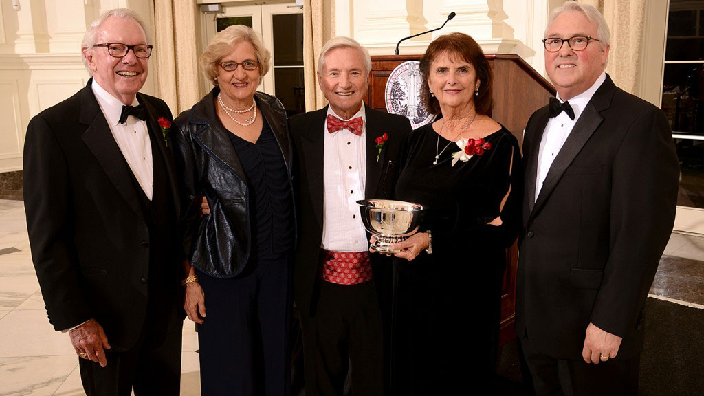 颁奖晚宴上的照片(从左至右):达雷尔和费斯·门塞;温德尔和琳达·墨菲;以及兰迪·伍德森校长。