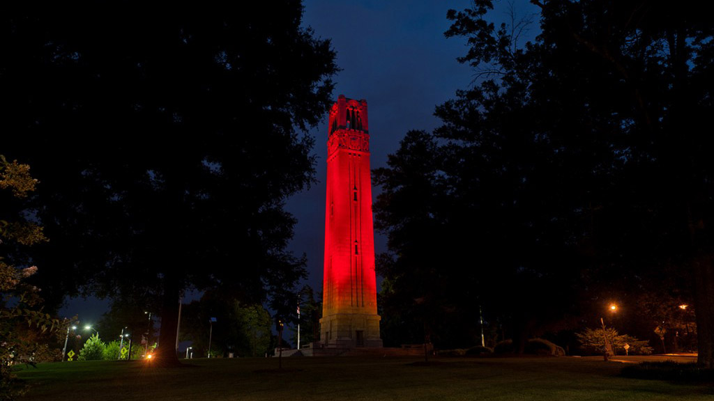 钟楼亮起红色
