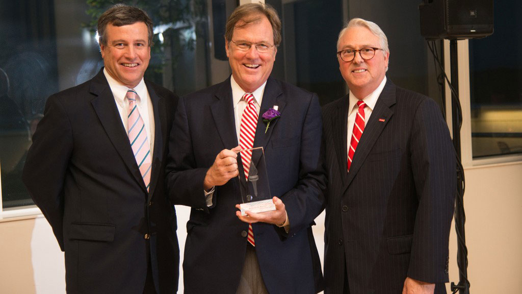 Richard K. Bryant(中)由校长Randy Woodson和基金会董事会副主席Trent Ragland颁发2015年戈德温奖。
