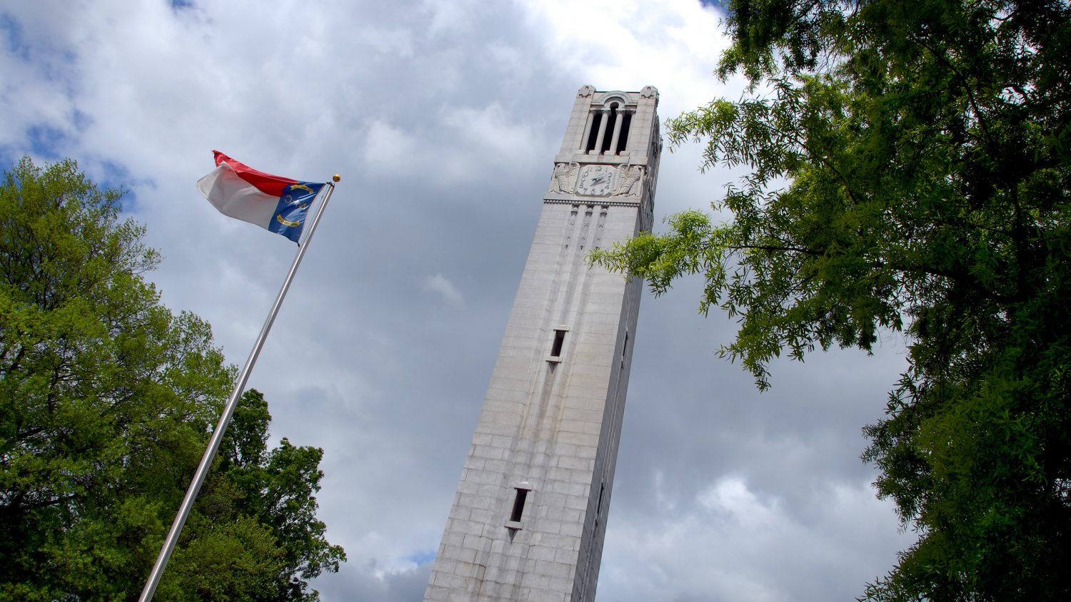 钟楼和北卡州国旗。