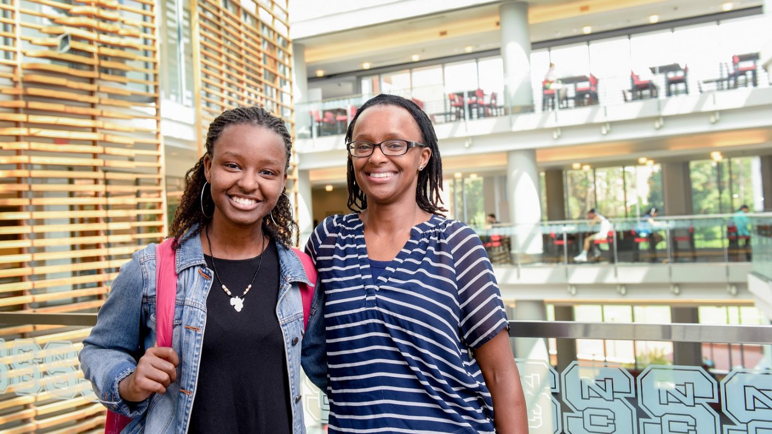 Nyawira Nyota和Lynda Nyota在塔利学生中心拍照。