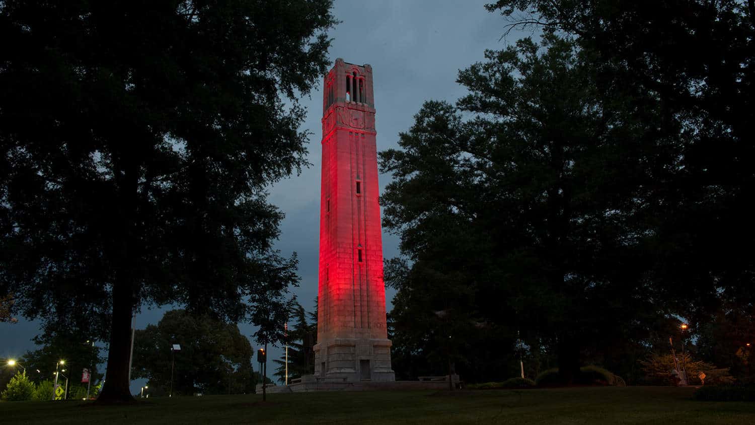 纪念钟楼亮起了红灯。