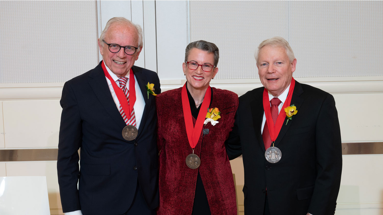 布伦达·布里克豪斯，比尔·卡尔佩珀和杰里·杰克逊站在一起，佩戴沃托加勋章。