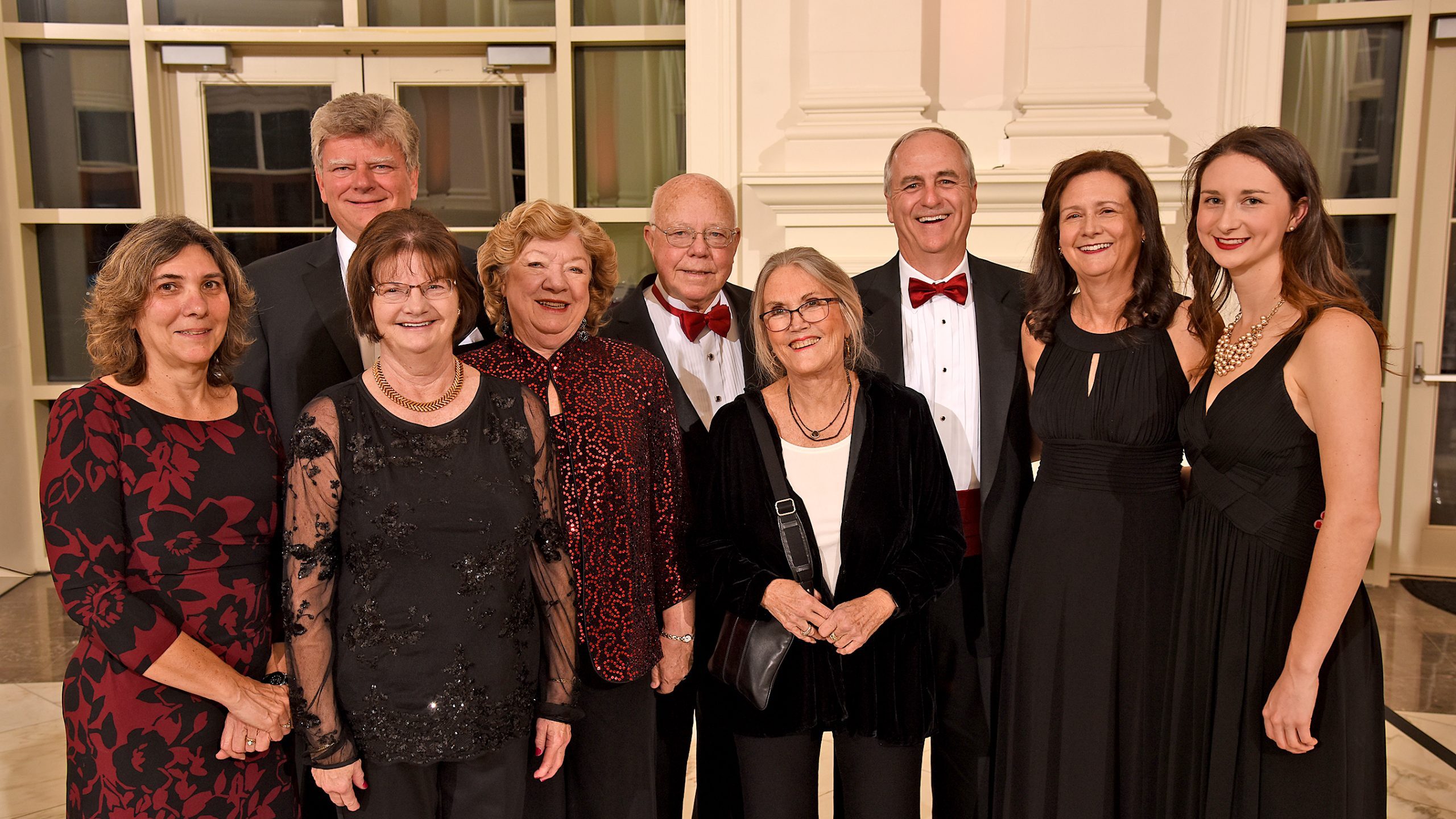 2018年，阿德莱德·戈梅尔与共同命名捐赠者站在一起。