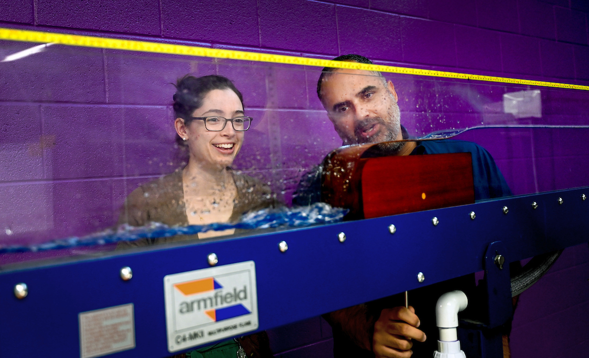 助理教授Tarek Aziz与一名学生在液压实验室工作