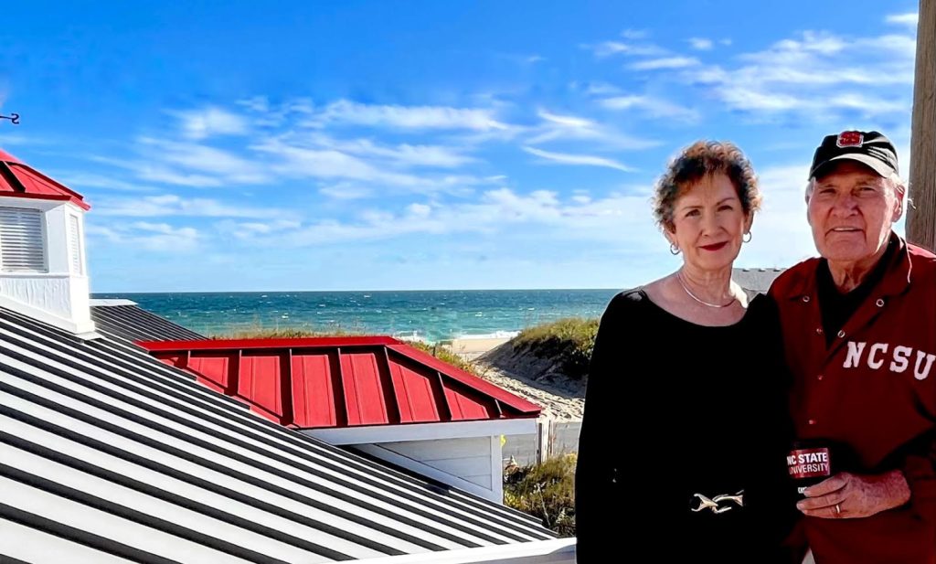 帕特和杰里·科利尔在他们红屋顶房子旁边的海滩上