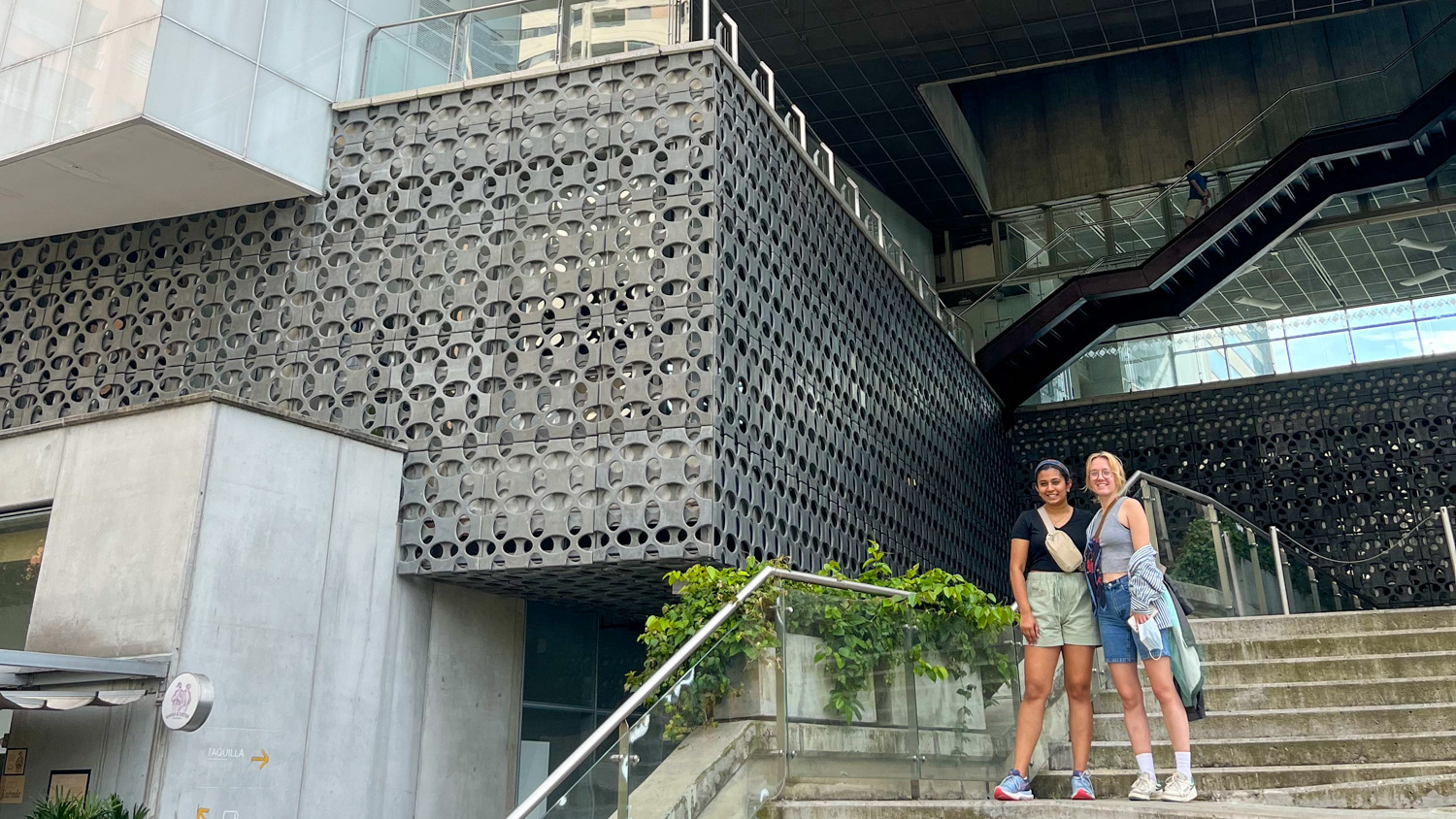 Anusha Khansaheb和Caroline Anderson在Medellín现代艺术博物馆前。