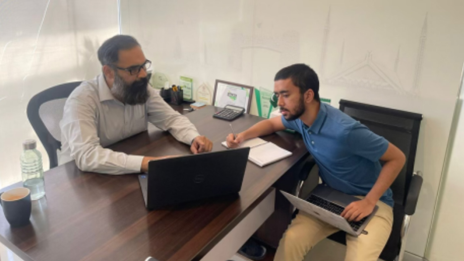 Mohhid Kidwai和巴基斯坦伊斯兰堡的一位教授一起工作