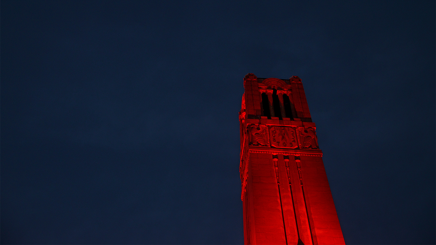 钟楼，为纪念ACC篮球胜利而点亮的红色。