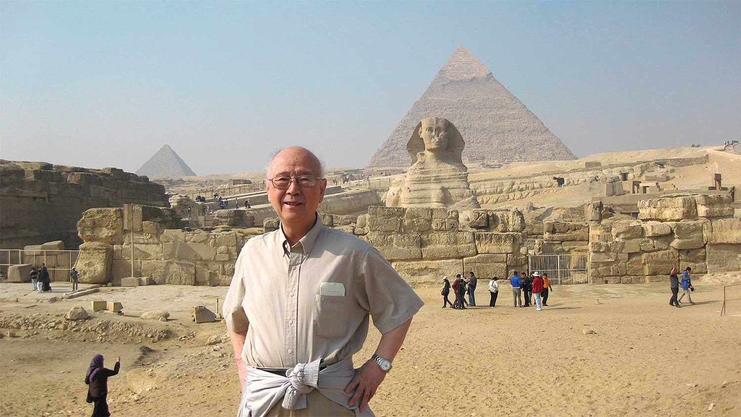 贾文宝在埃及狮身人面像和吉萨大金字塔前