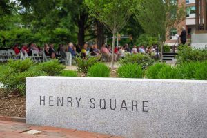 一块石头在亨利广场命名在亨利感谢比尔和弗朗西斯的慷慨。