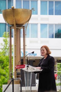 罗利市长玛丽·安·鲍德温讨论如何纪念Belltower灯塔了很多在过去的世纪。