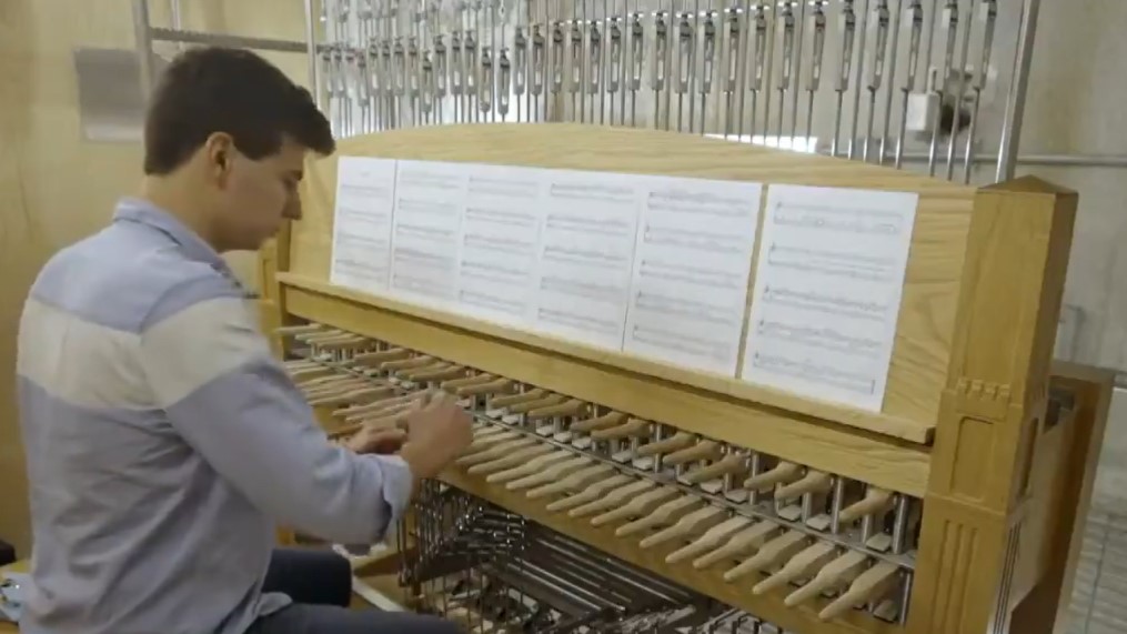 汤姆·古林在5月14日钟楼仪式上的就职演出中演奏carillon