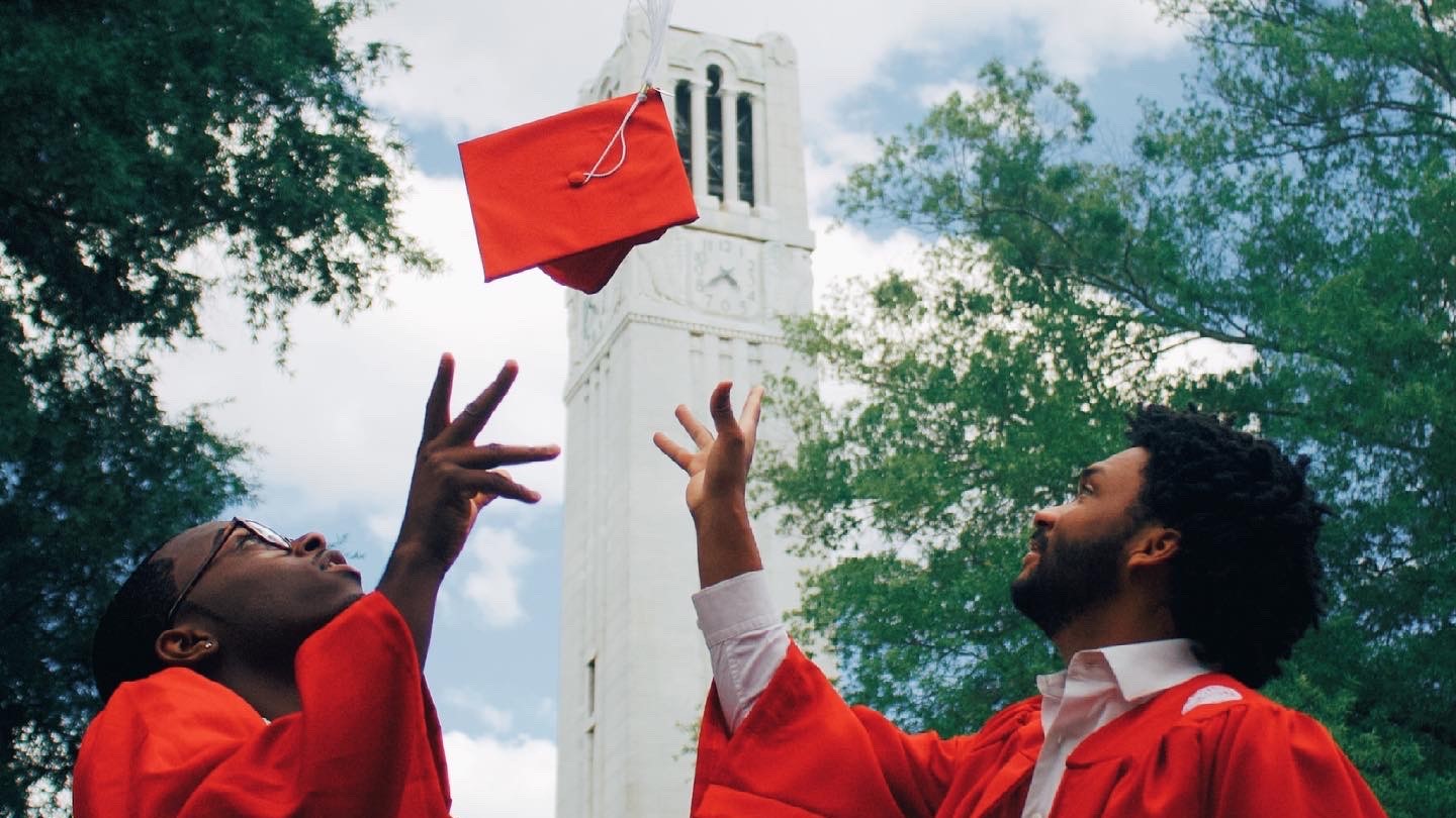 毕业生艾斯利公园戴维恩安德顿扔帽子的塔为一个摄影比赛的图像