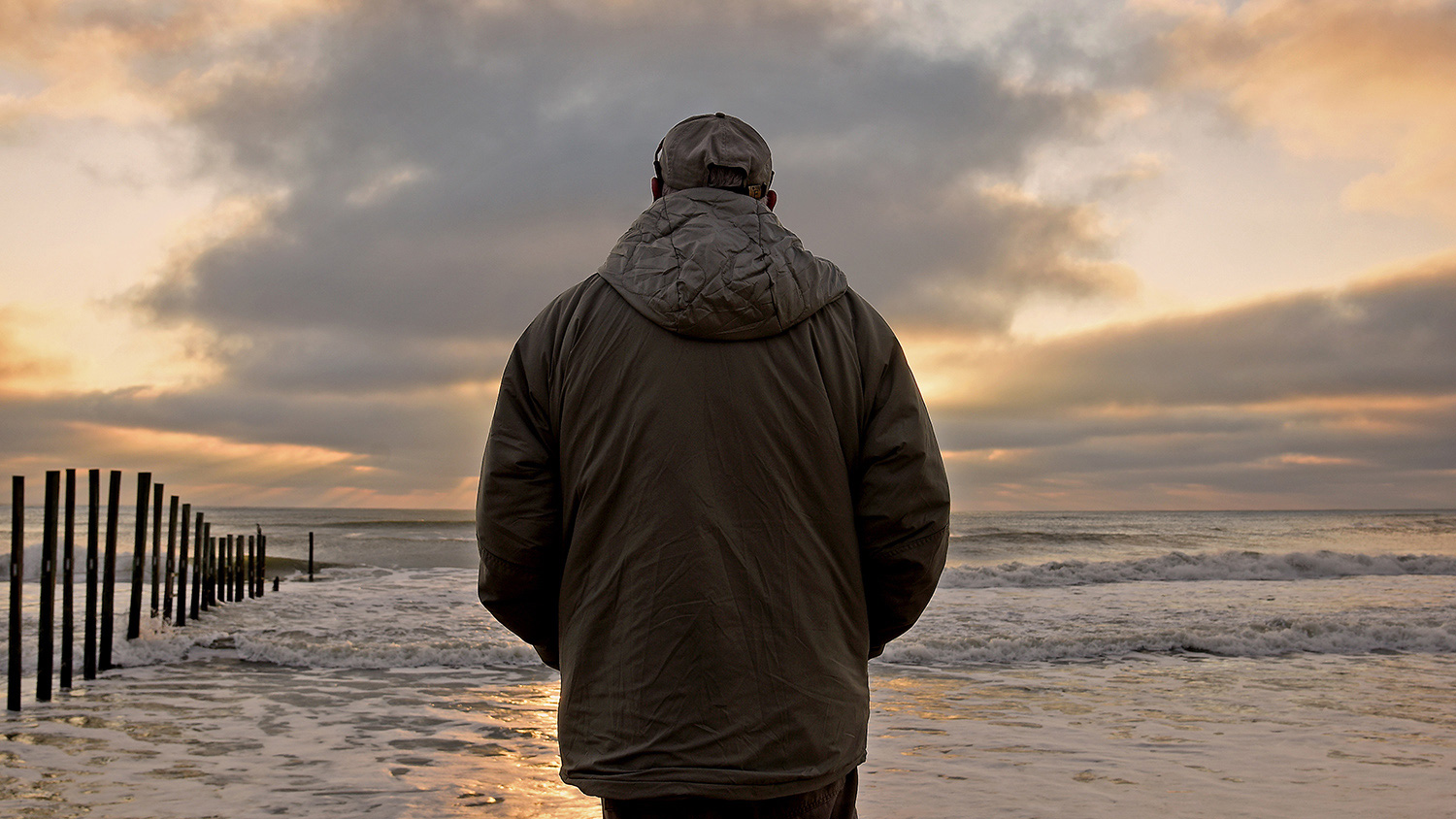 一个男人站在沙滩上望着大海